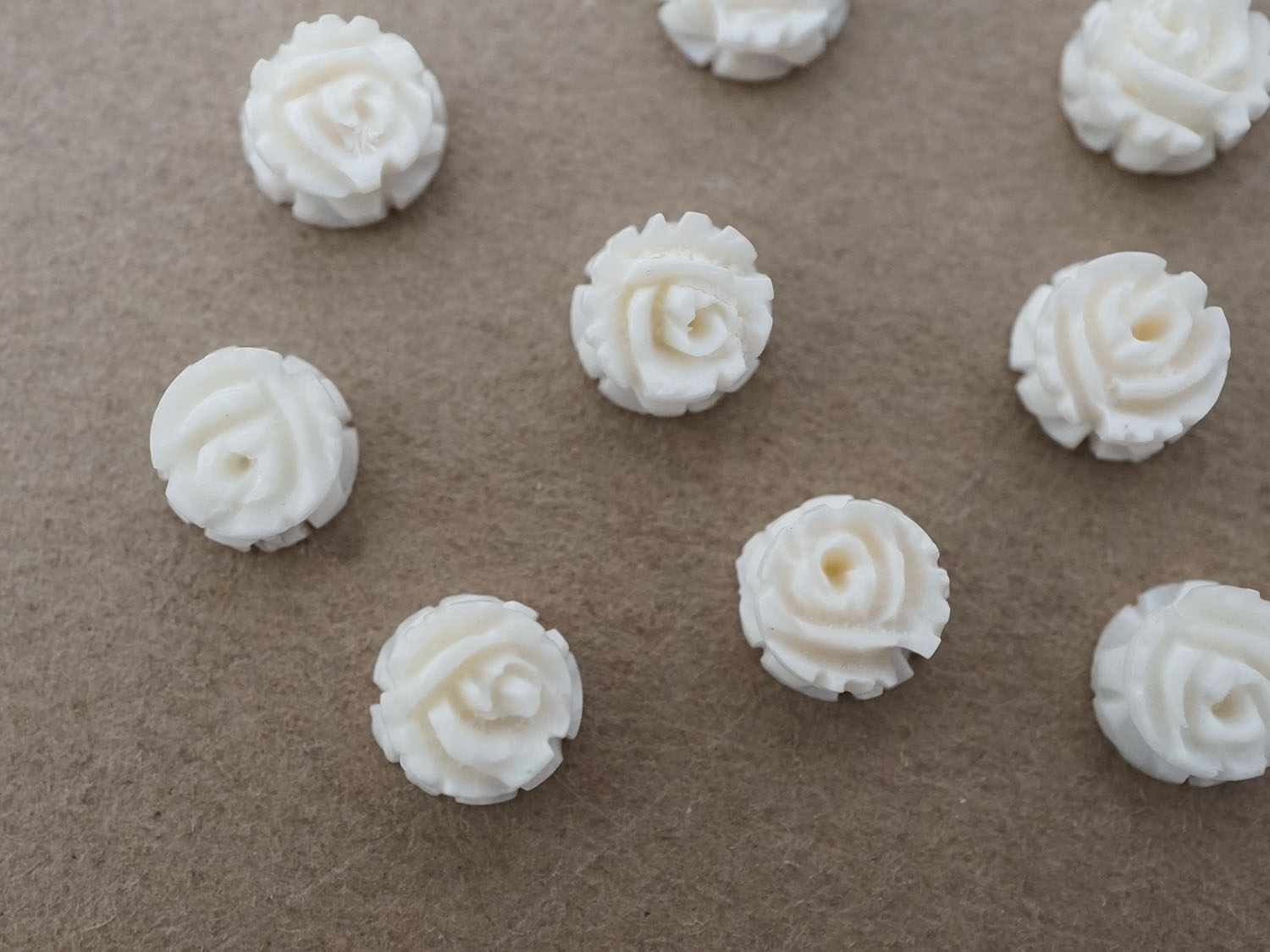 画像2: アンティーク 極小 薔薇のジュエリーパーツ 10ピースのセット 6mm 手彫り イボワリヌ  (2)