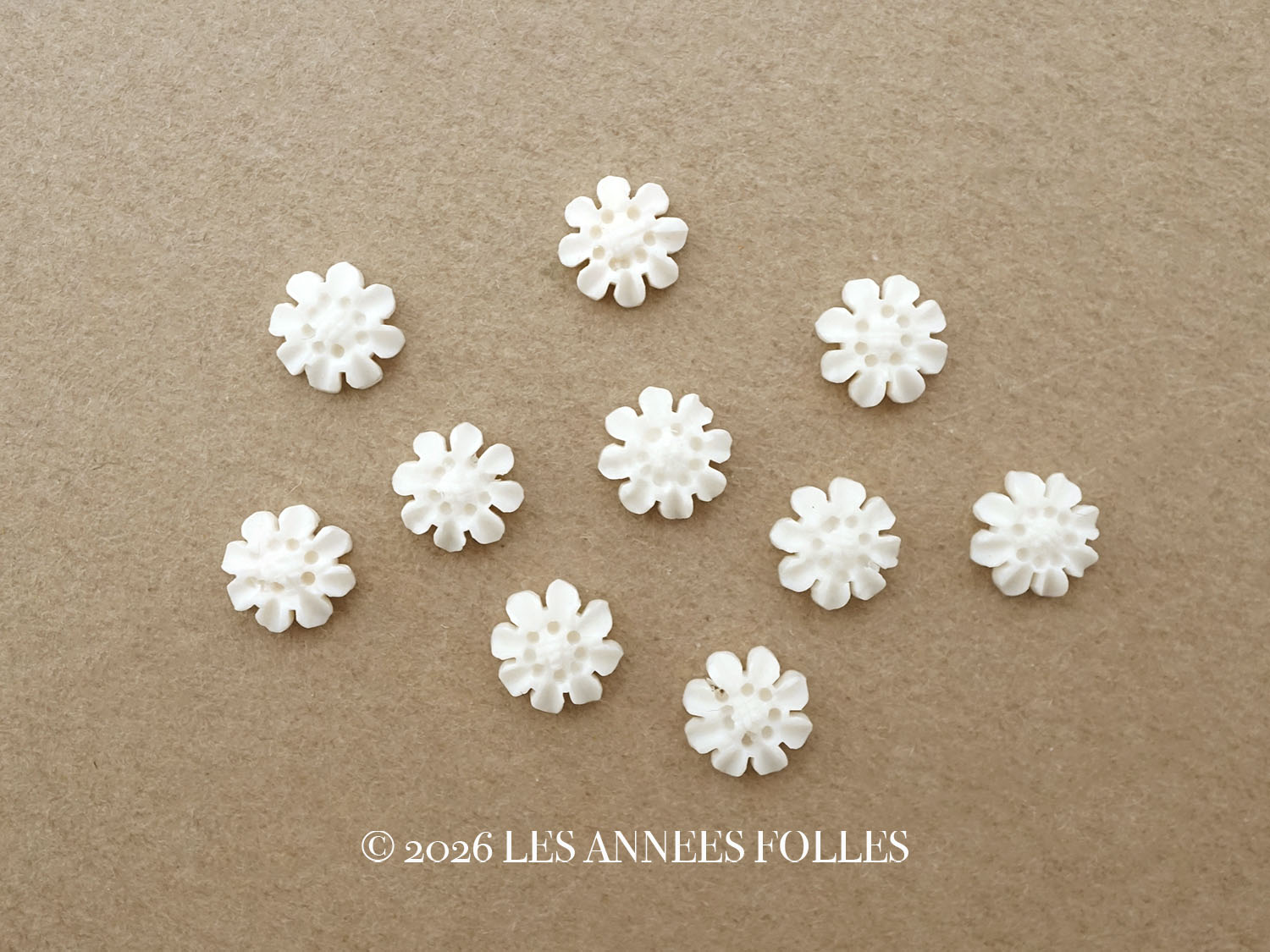 画像1: アンティーク 極小 花のジュエリーパーツ 10ピースのセット 6mm 手彫り イボワリヌ  (1)