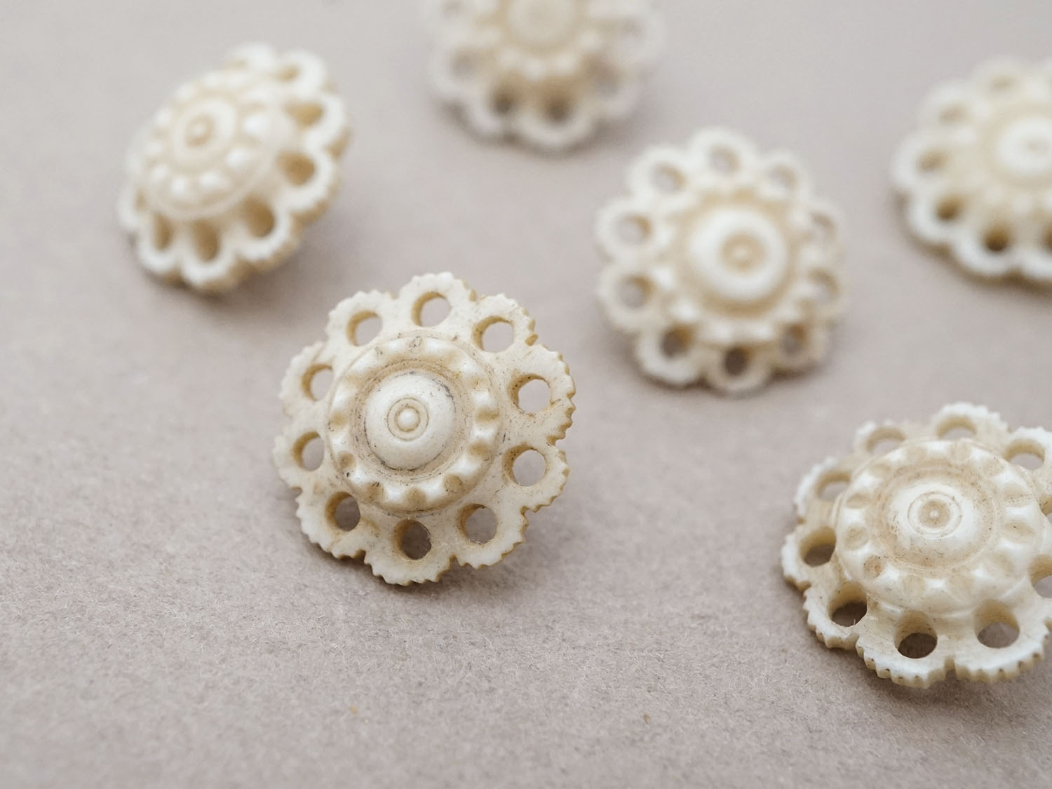 画像2: アンティーク 花のボタン 14mm 手彫り イボワリヌ 7ピースのセット (2)