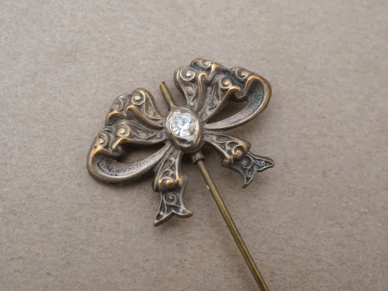 画像2: 1900年頃 アンティーク エパングル リボン グラスストーン付 (2)