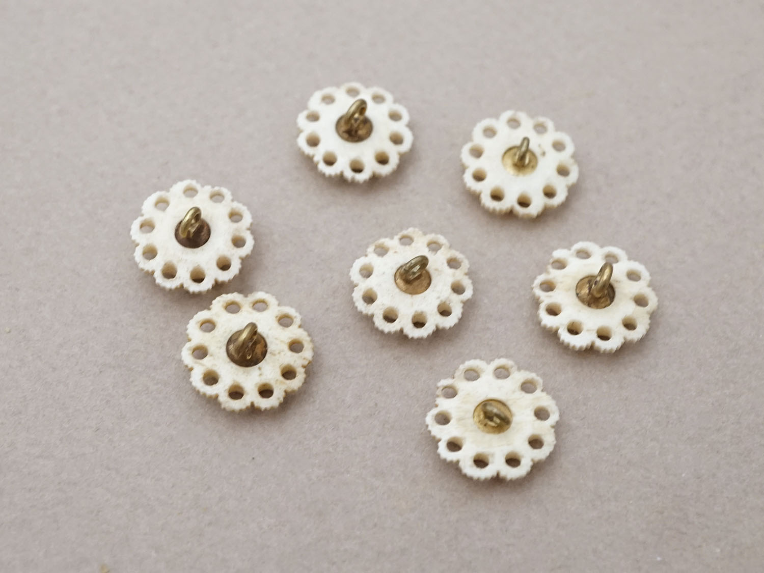 画像4: アンティーク 花のボタン 14mm 手彫り イボワリヌ 7ピースのセット (4)