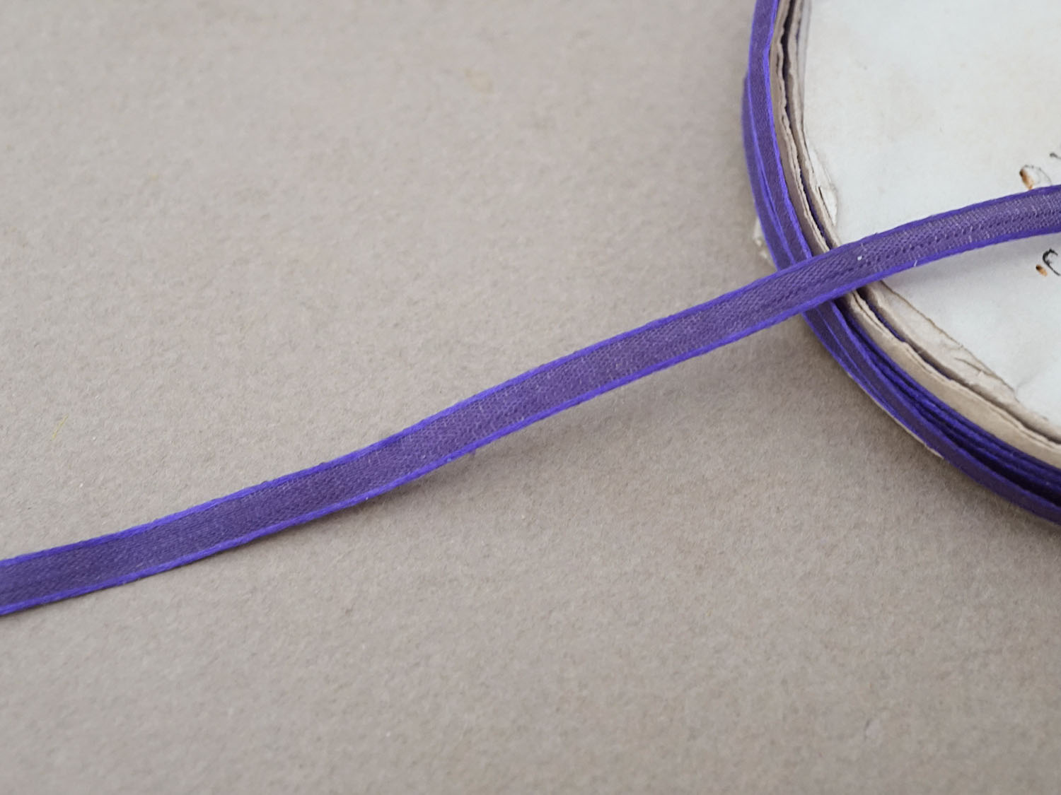 画像3: 19世紀 アンティーク 極細 シルクリボン 5.78m 4mm幅 紫 & 青紫 (3)