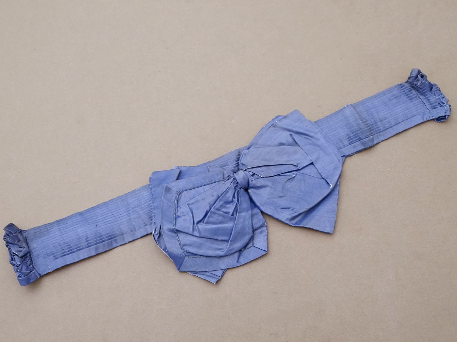 画像2: ＊蚤の市＊1900年頃 アンティーク シルク製 クラヴァット ラヴェンダーブルー (2)