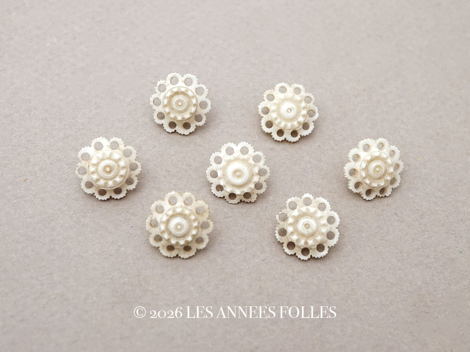 画像1: アンティーク 花のボタン 14mm 手彫り イボワリヌ 7ピースのセット (1)