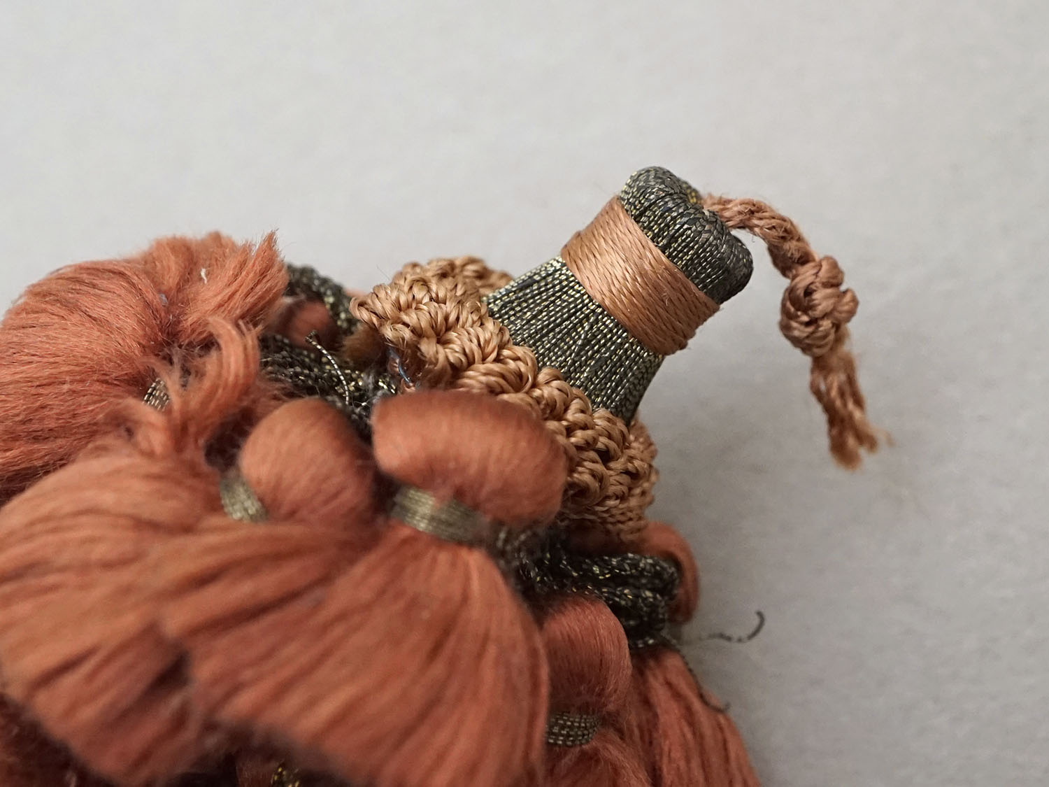 画像3: 19世紀末 アンティーク シルク製 ポンポン タッセル ライトブラウン パスマントリー  (3)