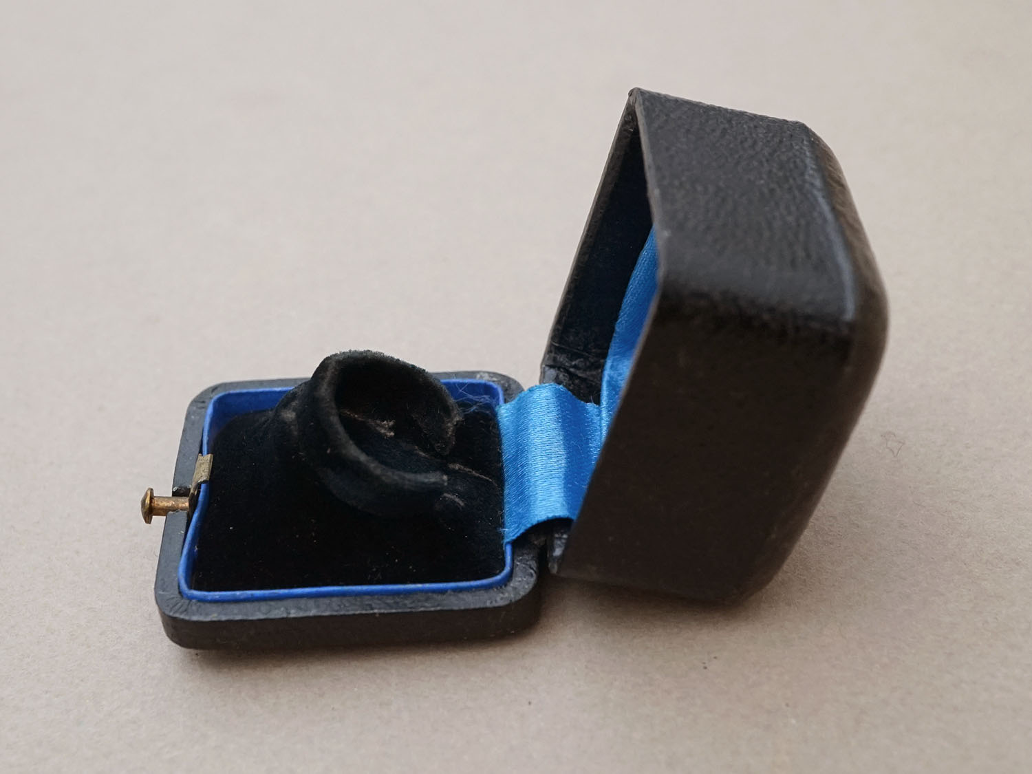 画像5: 19世紀末 アンティーク 本革製 ジュエリーボックス  リングボックス 黒 (5)