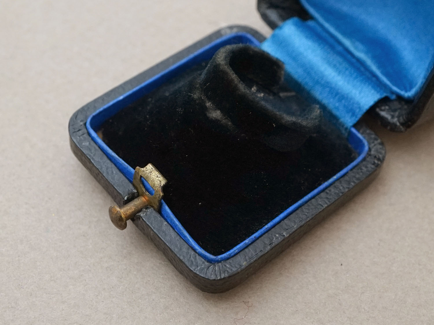 画像4: 19世紀末 アンティーク 本革製 ジュエリーボックス  リングボックス 黒 (4)