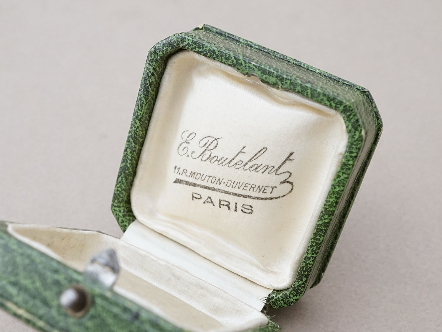 画像2: アンティーク 金彩入り ジュエリーボックス グリーン  (2)