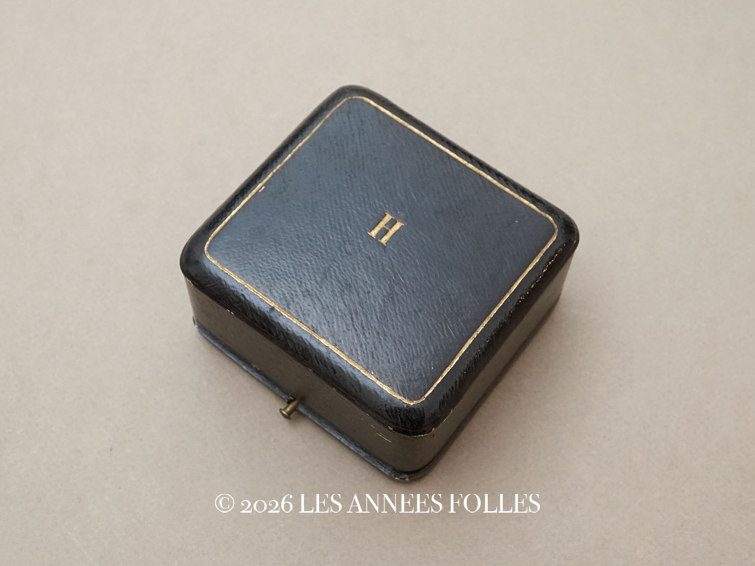 画像1: 19世紀末 アンティーク 本革製 ジュエリーボックス  黒 イニシャル入り ブレスレット用  (1)