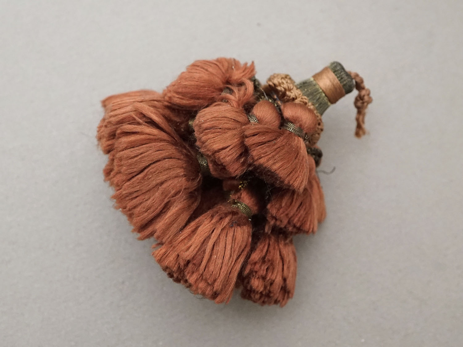 画像2: 19世紀末 アンティーク シルク製 ポンポン タッセル ライトブラウン パスマントリー  (2)
