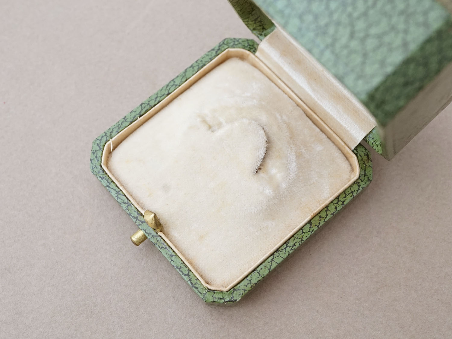 画像6: アンティーク 金彩入り ジュエリーボックス グリーン ブローチ用 (6)