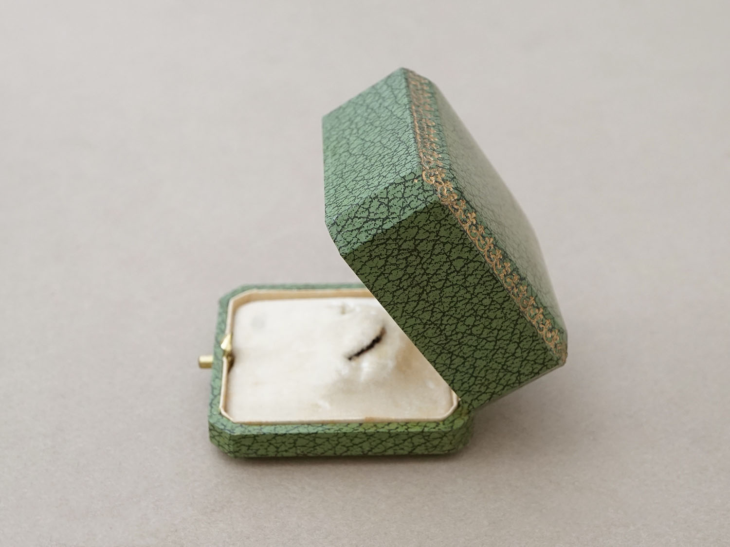 画像4: アンティーク 金彩入り ジュエリーボックス グリーン ブローチ用 (4)