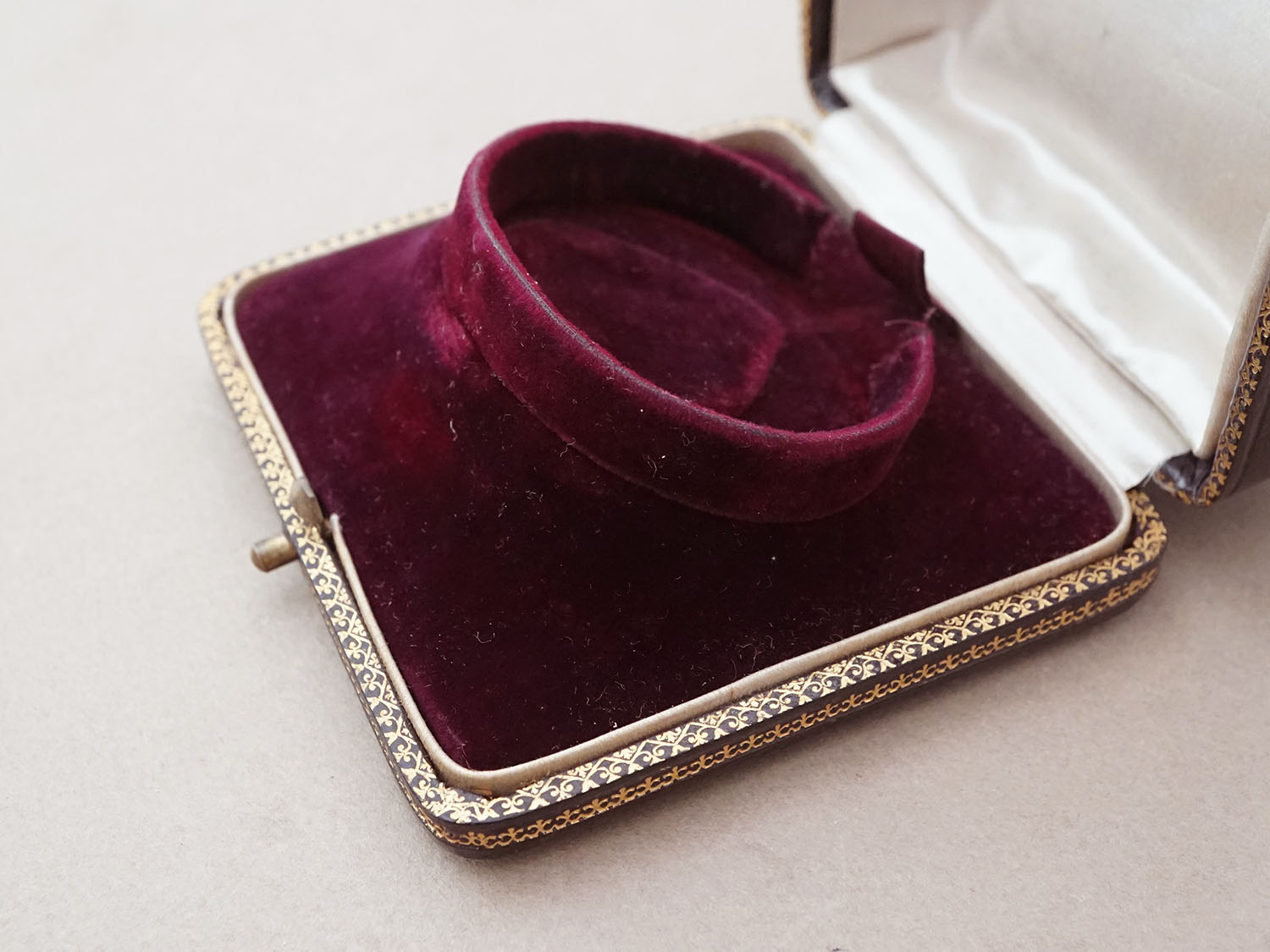 画像4: 19世紀末 アンティーク 本革製 ジュエリーボックス ブレスレット用 ダークブラウン (4)