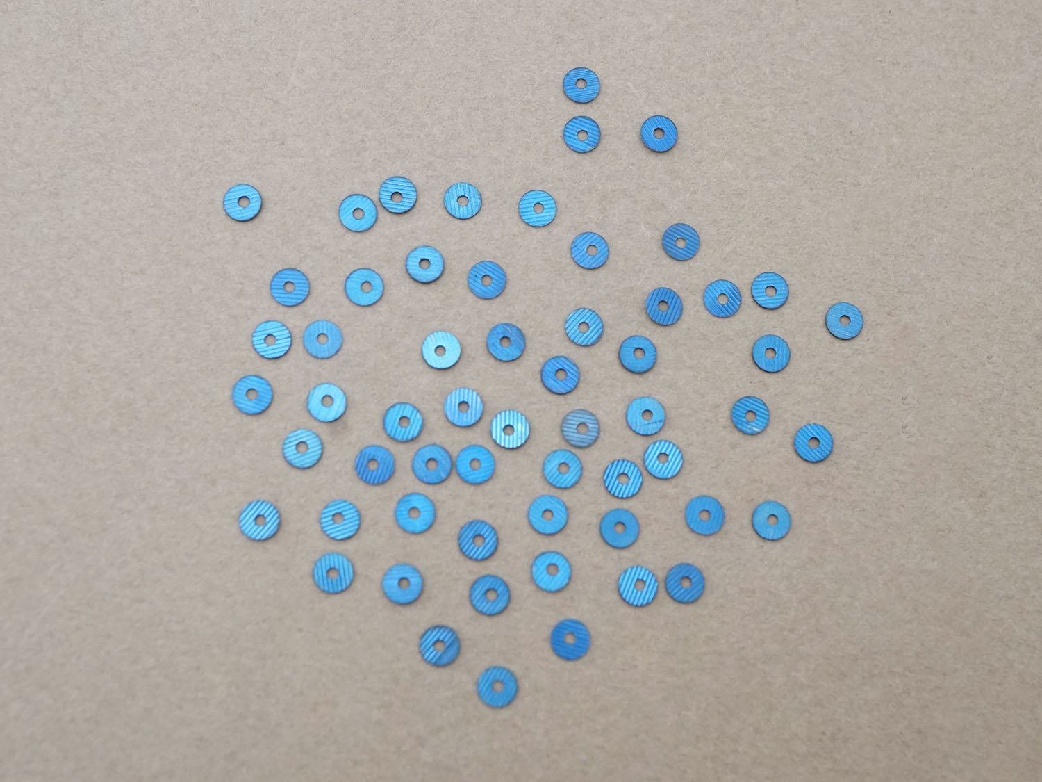 画像2: 1900年頃 アンティーク ストライプ柄 スパンコール 4mm ブルー  (2)