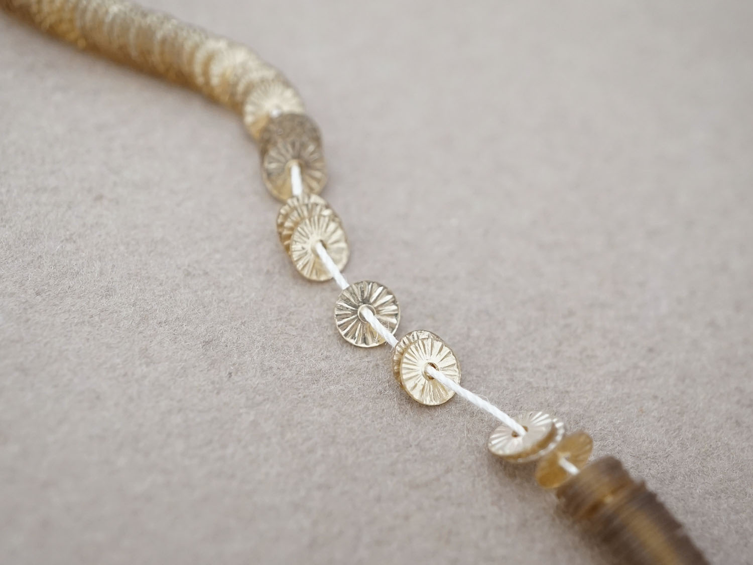 画像2: アンティーク ゼラチン製  スパンコール ソレイユ 4mm シルバー & シャンパンゴールド  ダブルフェイス (2)