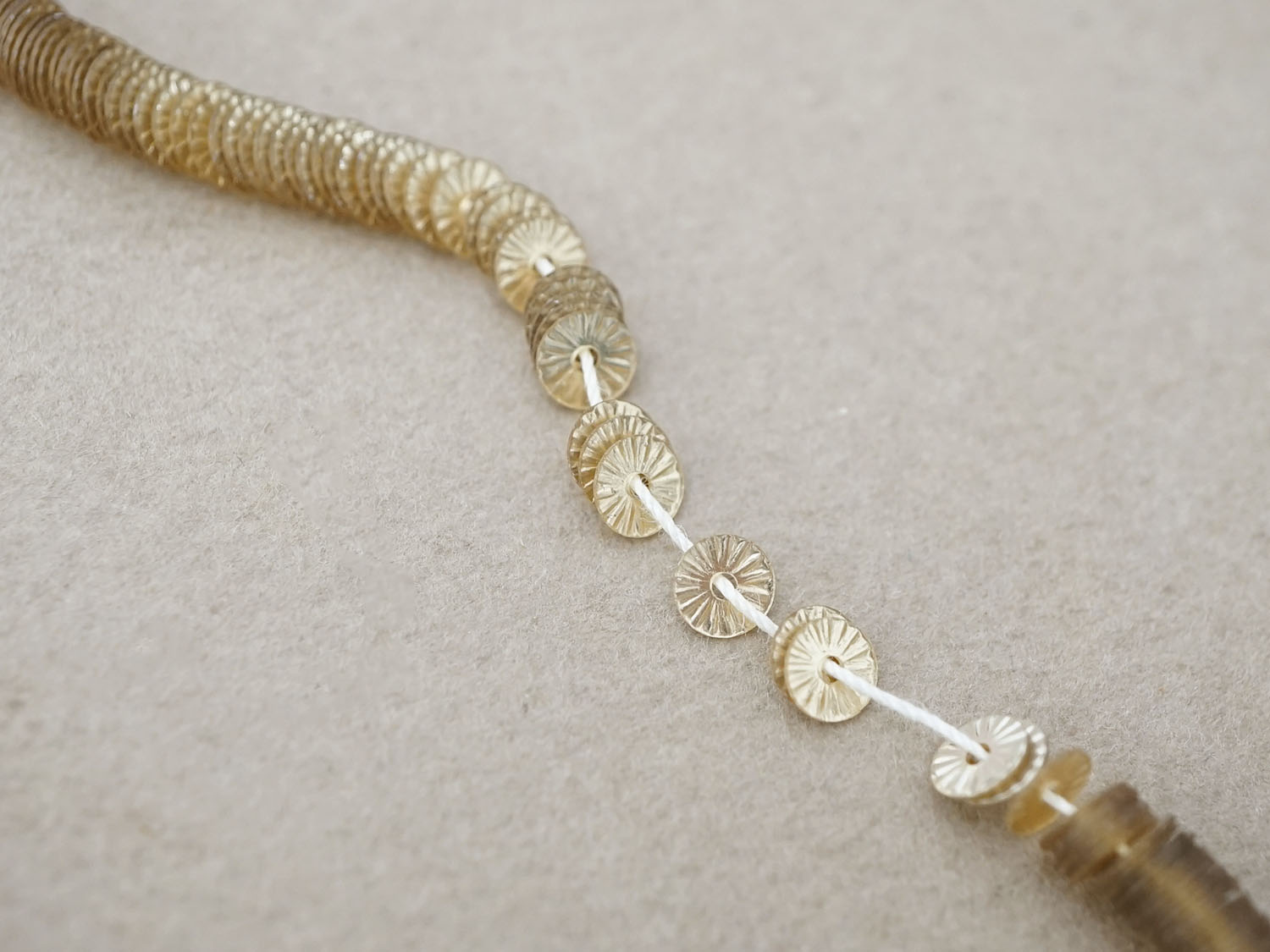 画像4: アンティーク ゼラチン製  スパンコール ソレイユ 4mm シルバー & シャンパンゴールド  ダブルフェイス (4)