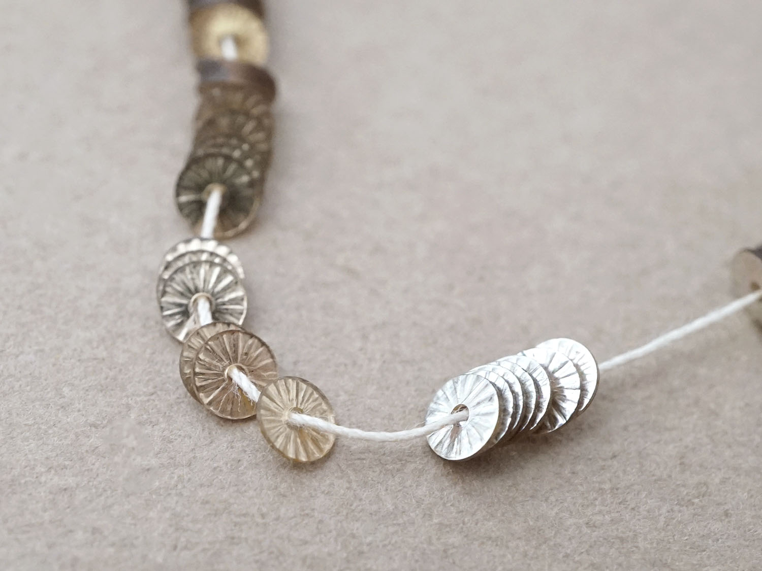 画像3: アンティーク ゼラチン製  スパンコール ソレイユ 4mm シルバー & シャンパンゴールド  ダブルフェイス (3)