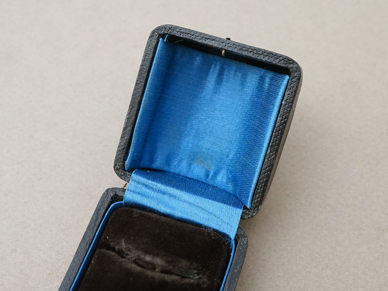 画像7: 19世紀末 アンティーク 本革製 ジュエリーボックス リングボックス 黒 (7)