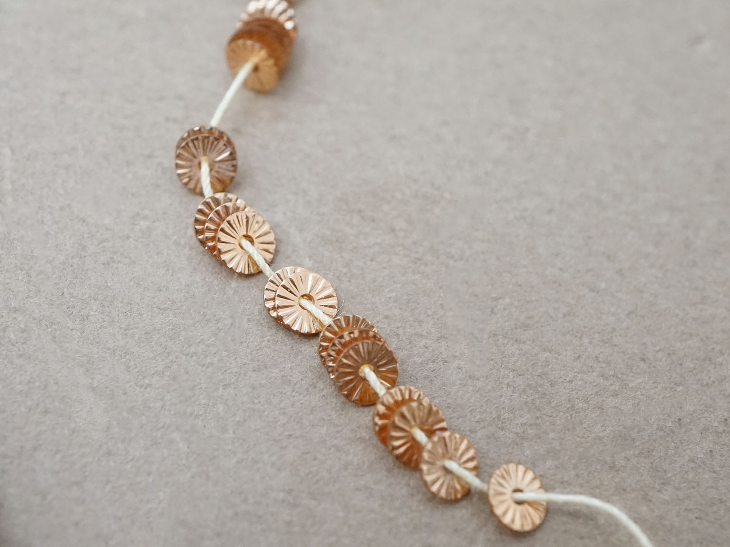 画像3: アンティーク ゼラチン製  スパンコール ソレイユ 4mm コッパー & シャンパンゴールド ダブルフェイス (3)