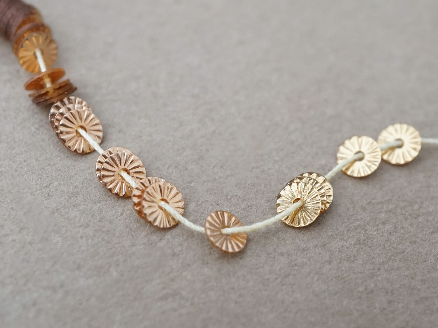 画像2: アンティーク ゼラチン製  スパンコール ソレイユ 4mm コッパー & シャンパンゴールド ダブルフェイス (2)