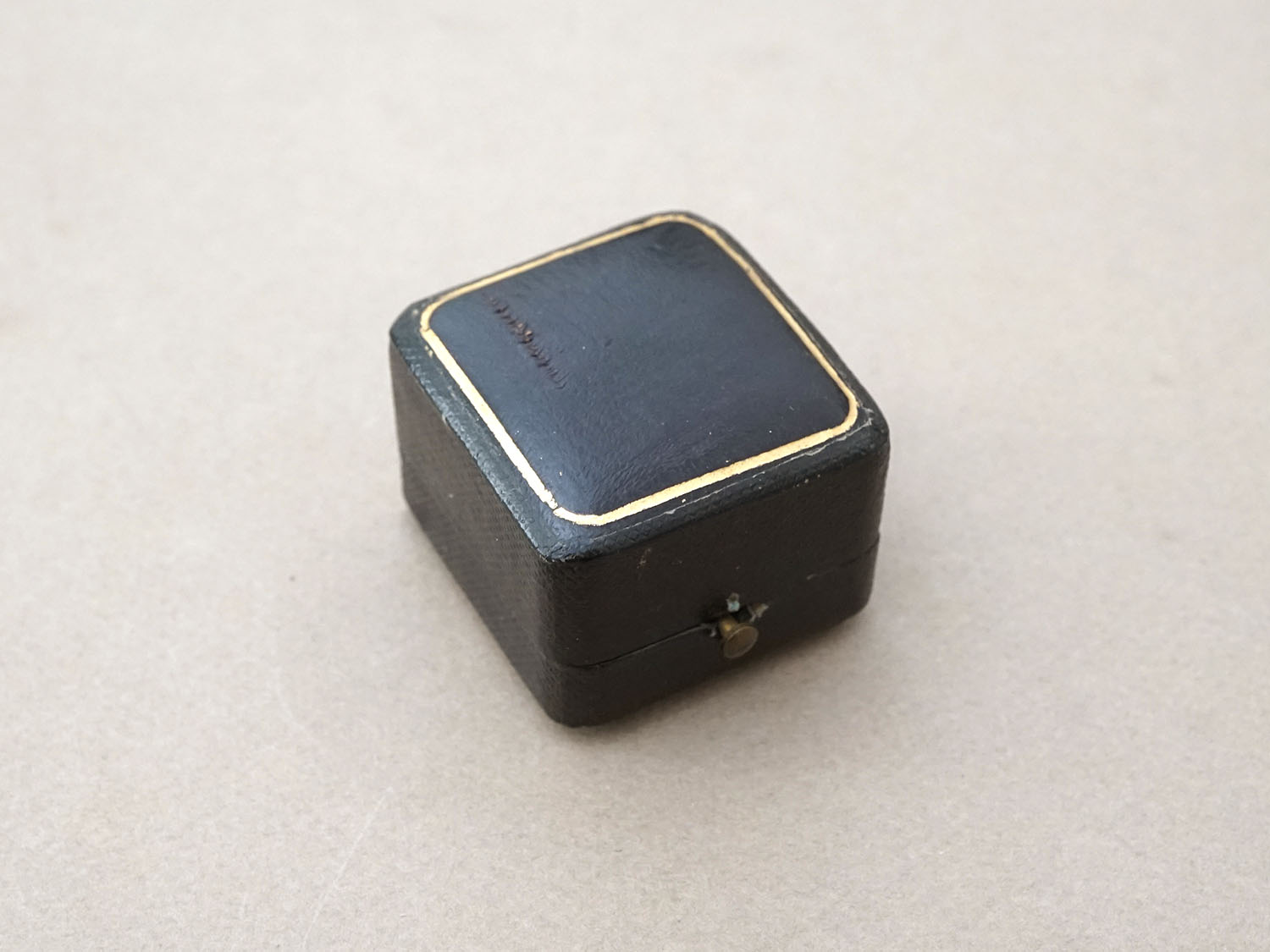 画像3: 19世紀末 アンティーク 本革製 ジュエリーボックス リングボックス 黒 (3)