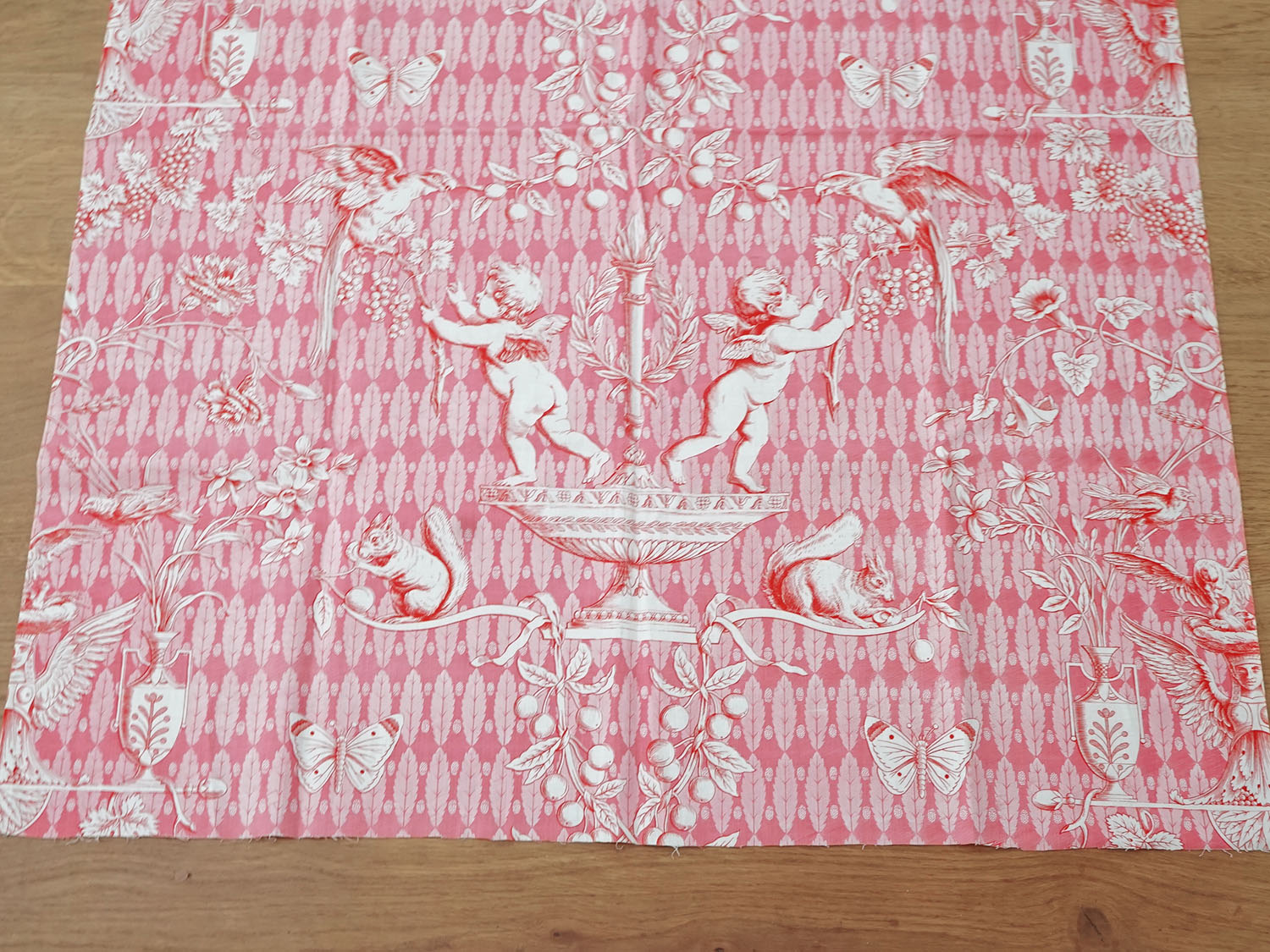 画像7: 未使用 1900年頃 アンティーク 天使＆栗鼠＆蝶々 コットン製ファブリック  200×78cm (7)