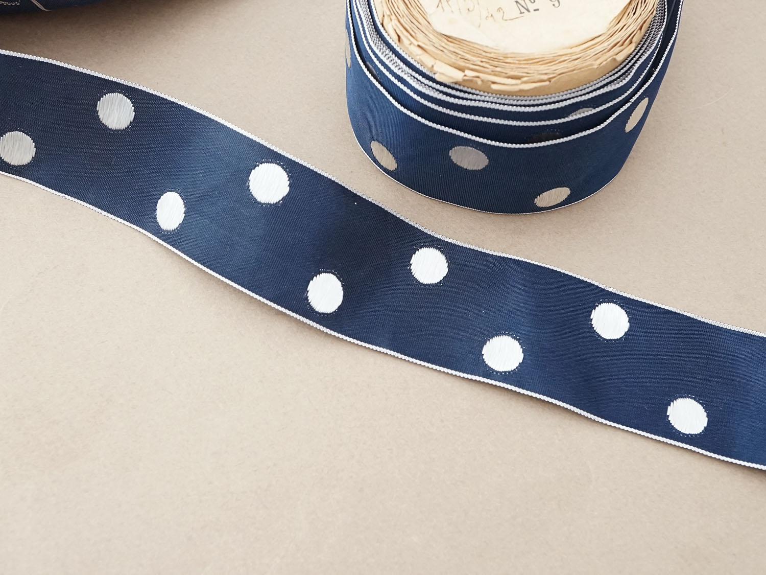 画像3: アンティーク ドット刺繍入りグログランリボン 7.1m 3.6cm幅 ネイビーブルー & ホワイト PON 222 N 9 (3)