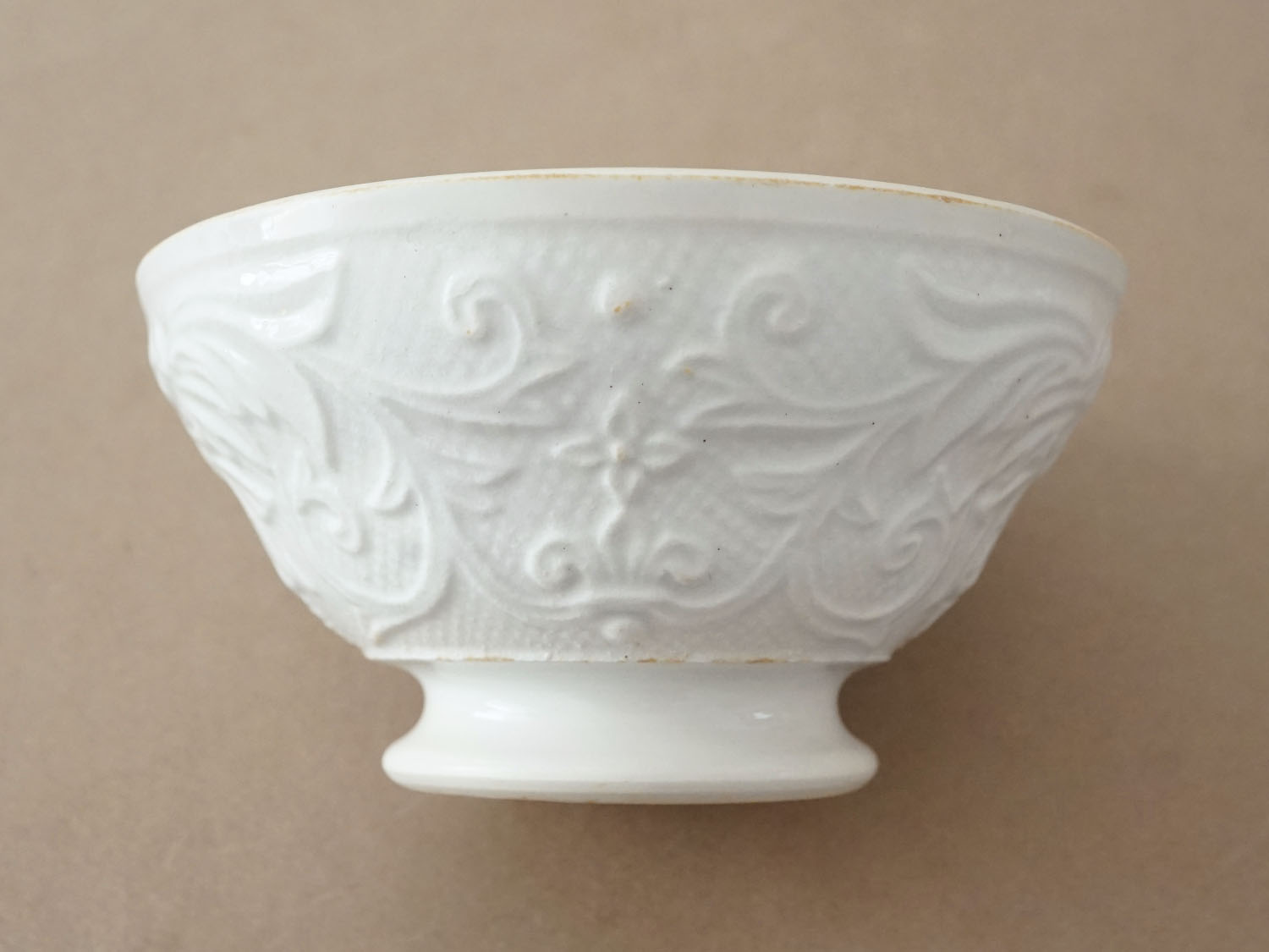 画像6: 19世紀 アンティーク カフェオレボウル 花のレリーフ柄 オフホワイト (6)