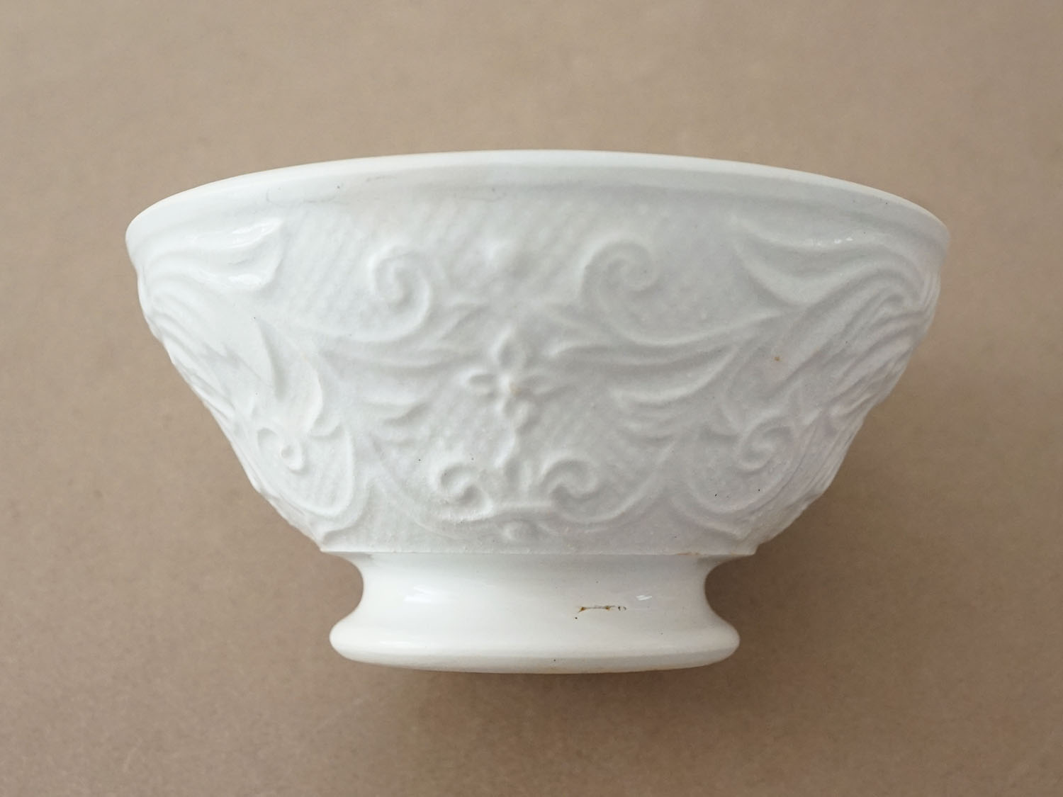 画像5: 19世紀 アンティーク カフェオレボウル 花のレリーフ柄 オフホワイト (5)