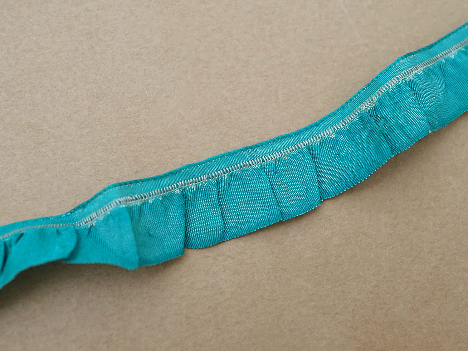画像2: 1900年頃 アンティーク シルク製 フリルリボン ロココ調 15mm幅 ブルーグリーン 38cm (2)