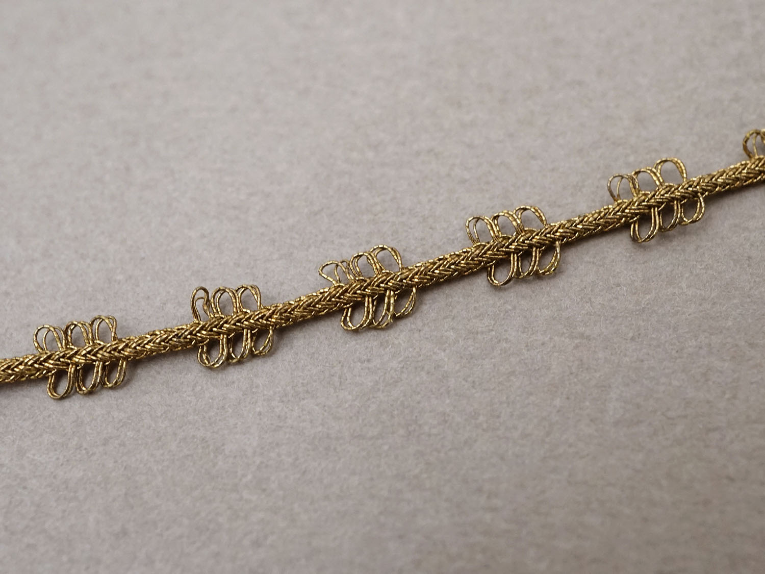 画像2: 1900年頃 アンティーク 極細 5mm メタル製 トリム ゴールド 45cm ドール用  (2)