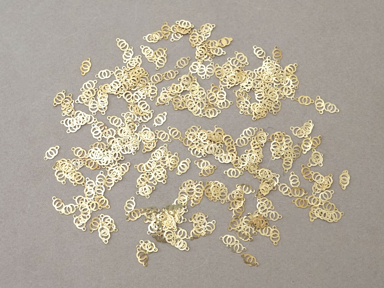 画像2: アンティーク メタル製 スパンコール ゴールド 9×4.5mm (2)