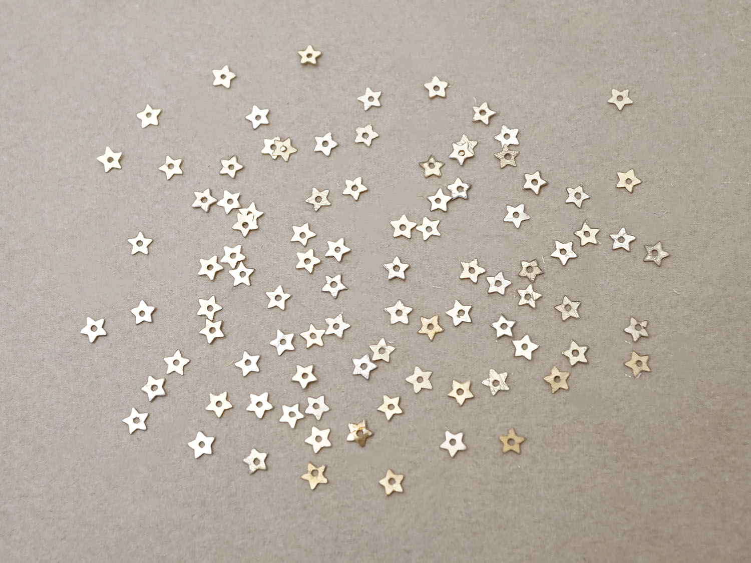 画像2: 19世紀末 アンティーク メタル製 極小 3mm 星 スパンコール 90ピースのセット シャンパンゴールド (2)