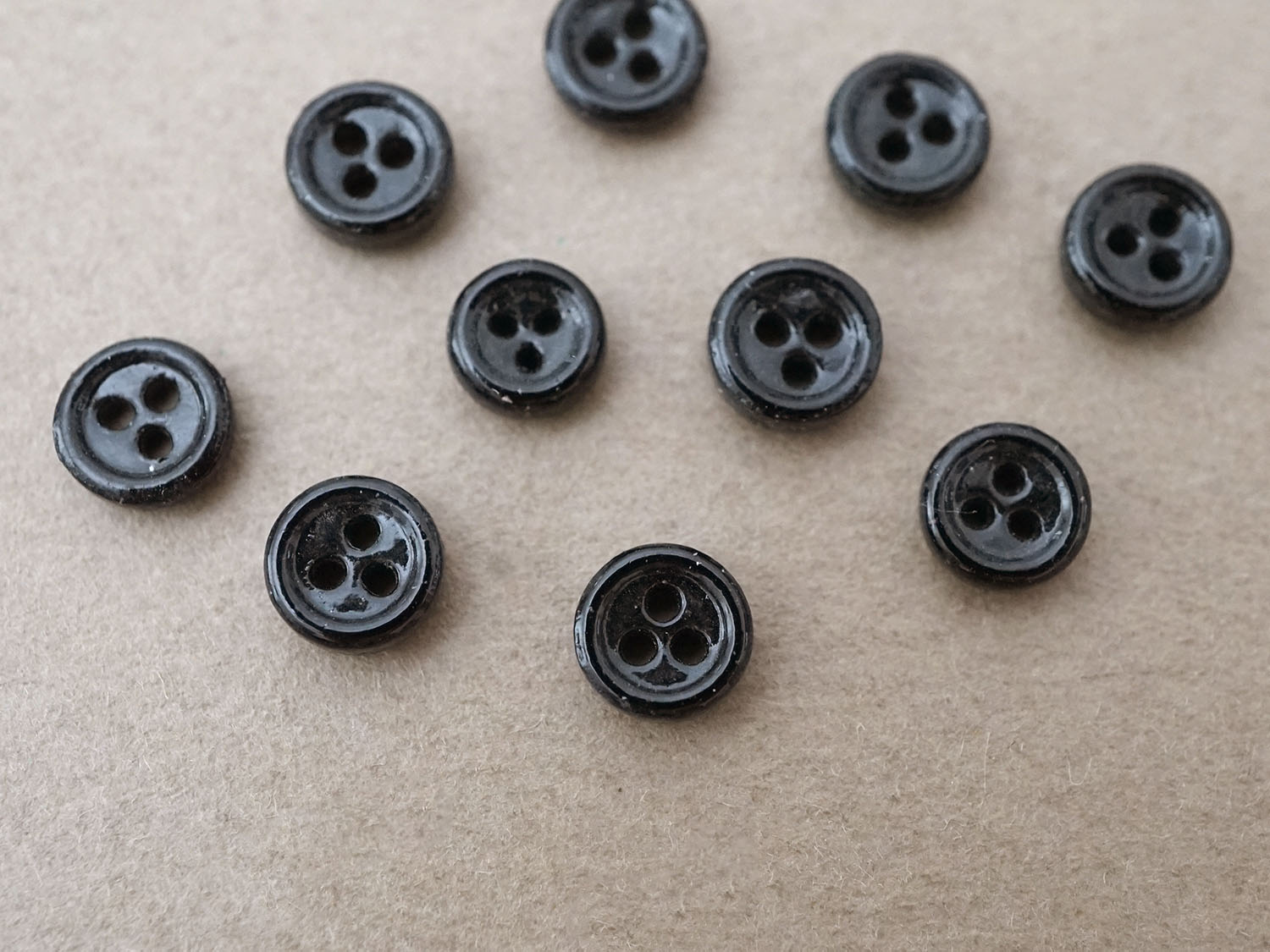 画像2: アンティーク 極小 6mm ガラスボタン 10ピースのセット黒 ドール用  (2)