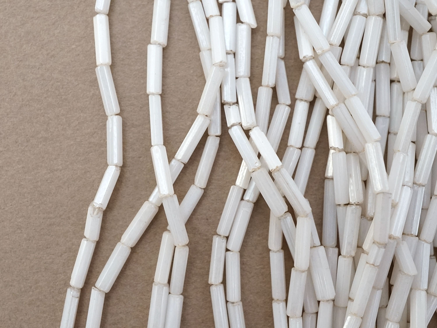 画像3: アンティーク ガラスビーズ  六角形 ホワイトラスター 約2×7mm 40〜41g (3)