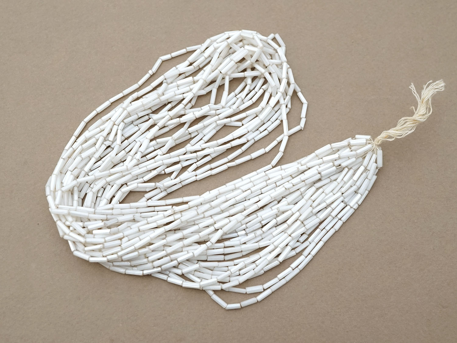画像2: アンティーク ガラスビーズ  六角形 ホワイトラスター 約2×7mm 40〜41g (2)