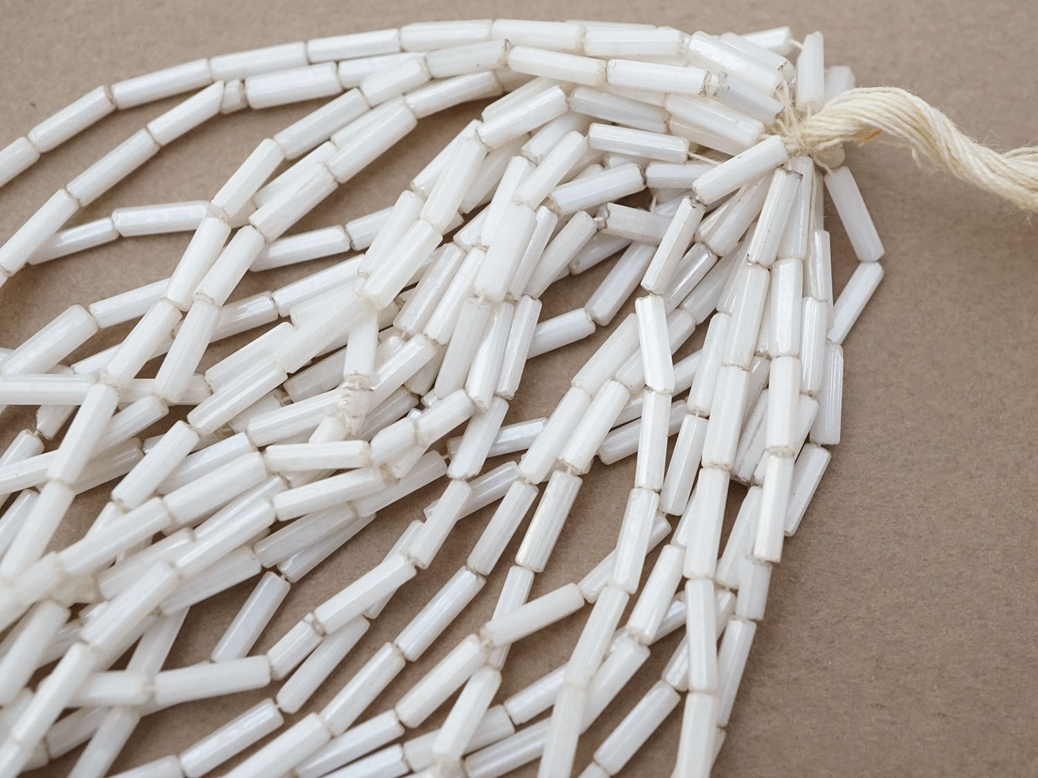 画像6: アンティーク ガラスビーズ  六角形 ホワイトラスター 約2×7mm 40〜41g (6)