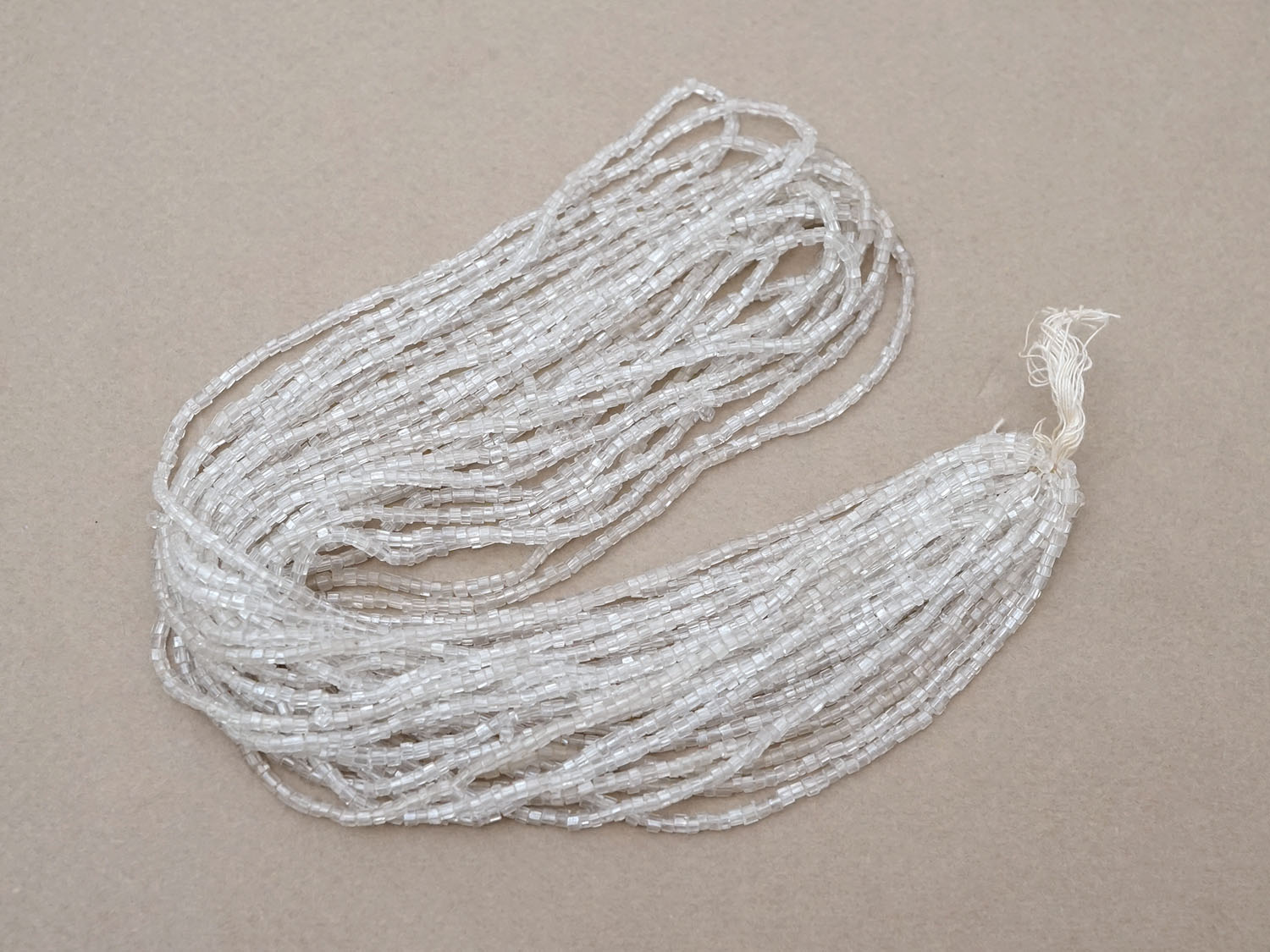 画像4: アンティーク ガラス製 クリア カット入り 六角形 シードビーズ 1cm=6.5粒 31〜38g (4)