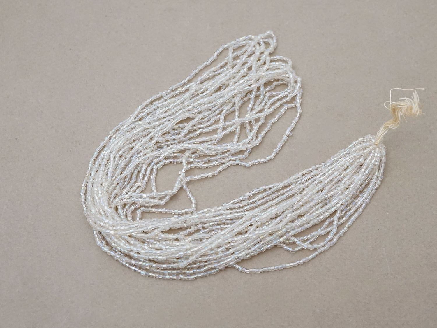 画像3: アンティーク オーロラ加工 カット入り 六角形 シードビーズ  1cm=7粒 25〜30g ガラスビーズ (3)