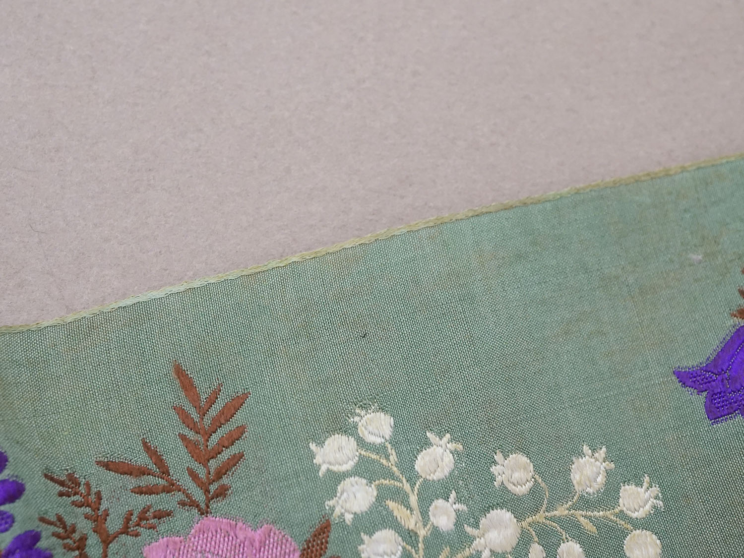 画像6: ＊蚤の市＊19世紀 アンティーク シルク製  花束の刺繍入り 幅広リボン 鈴蘭 1.9m (6)