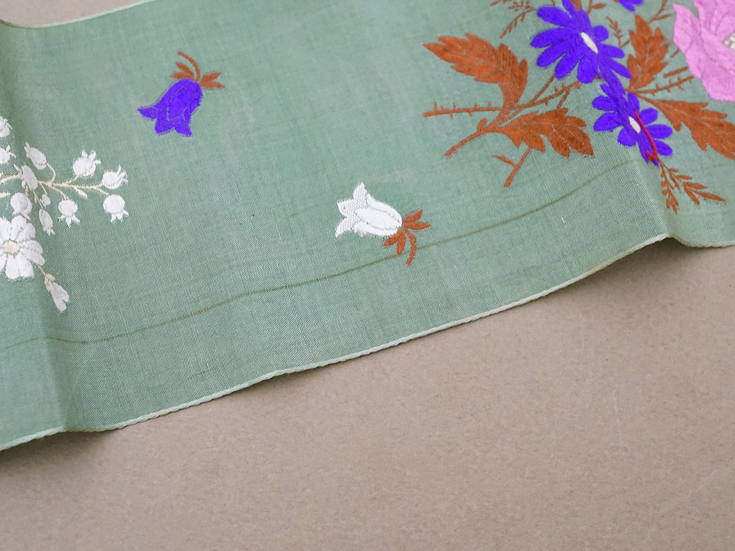 画像4: ＊蚤の市＊19世紀 アンティーク シルク製  花束の刺繍入り 幅広リボン 鈴蘭 1.9m (4)