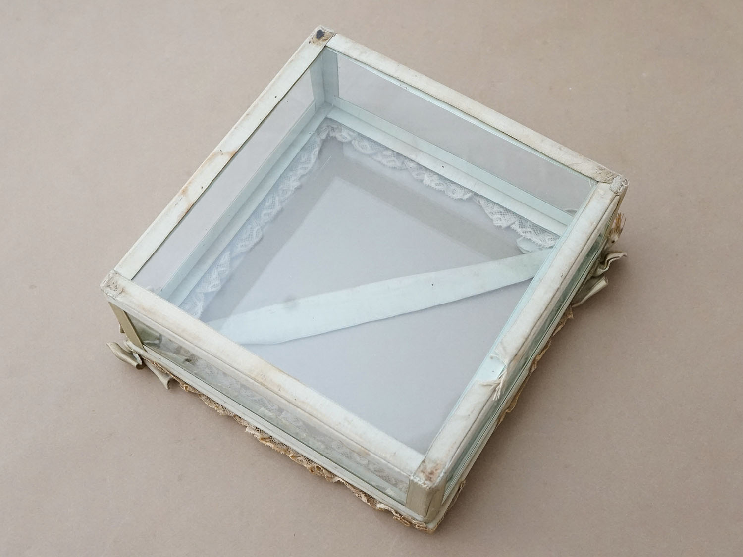 画像9: アンティーク 大きなジュエリーボックス ペールブルー リボン＆レース ガラスケース 20×20×7.5cm (9)