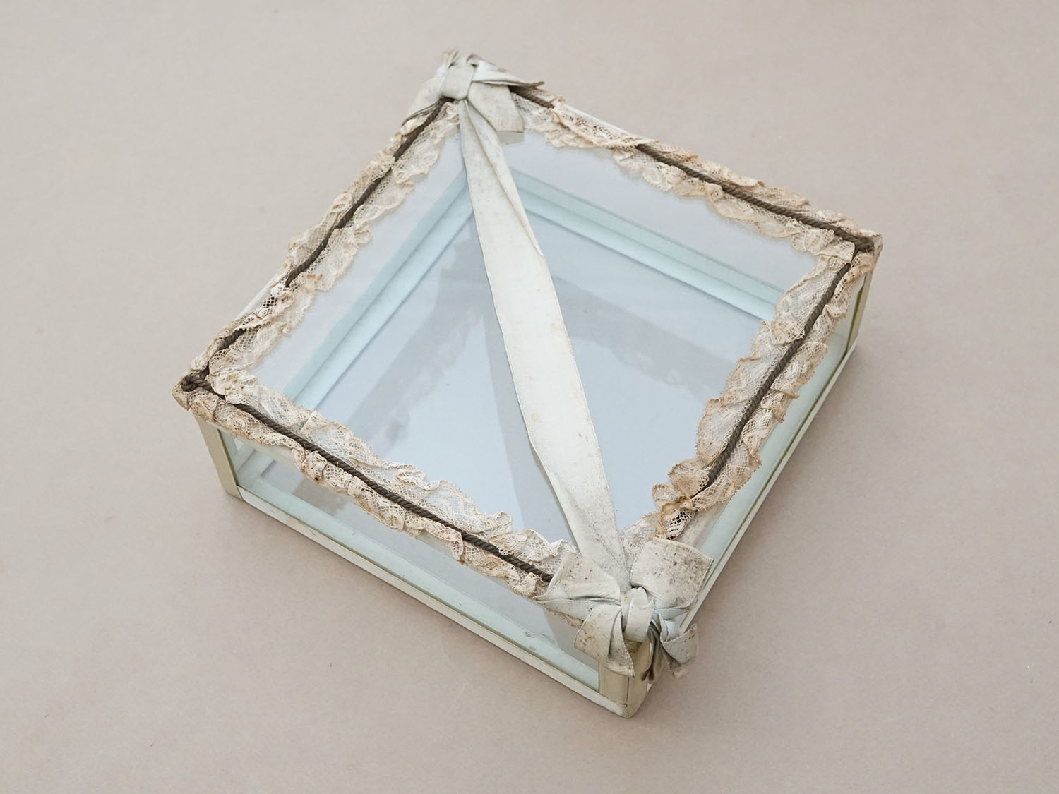 画像2: アンティーク 大きなジュエリーボックス ペールブルー リボン＆レース ガラスケース 20×20×7.5cm (2)