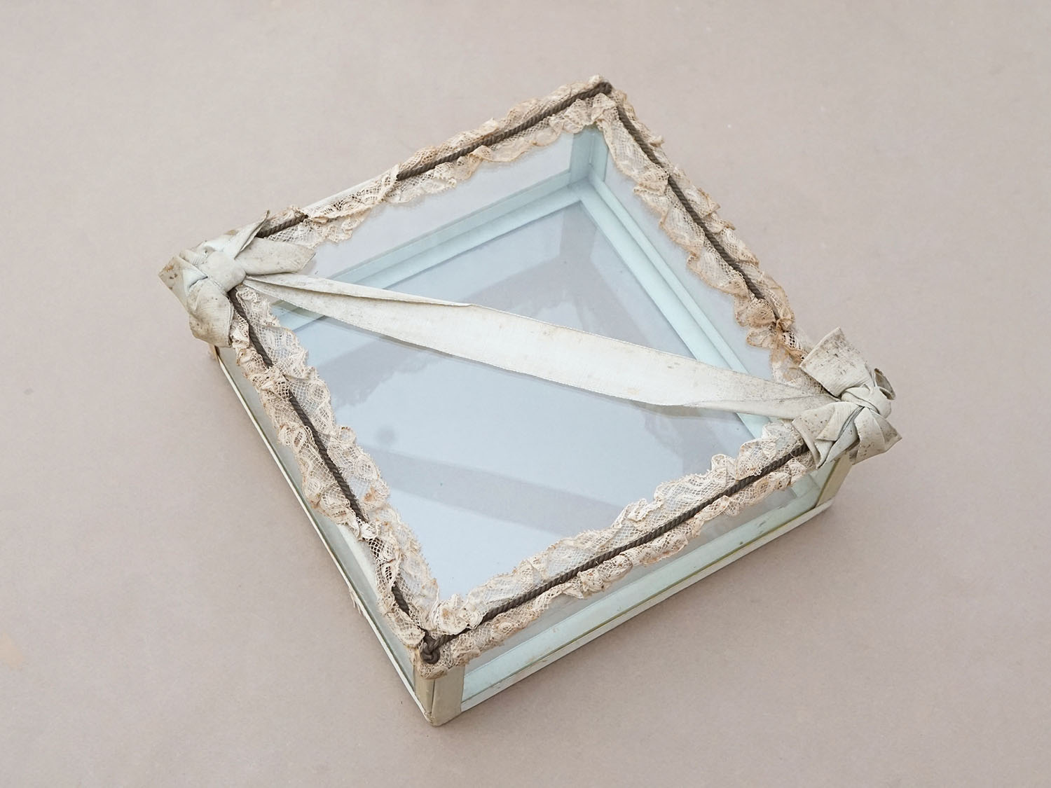 画像3: アンティーク 大きなジュエリーボックス ペールブルー リボン＆レース ガラスケース 20×20×7.5cm (3)