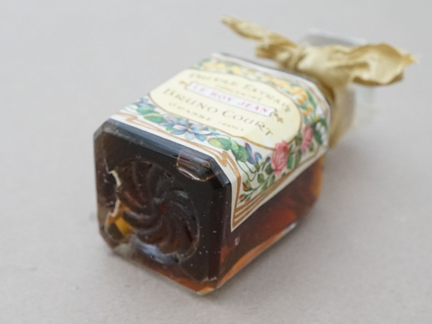 画像6: 1900年頃 アンティーク 未開封 パフュームボトル 鈴蘭＆薔薇＆菫＆ミモザ TRIPLE EXTRAIT LE ROI JEAN - BRUNO COURT GRASSE - (6)