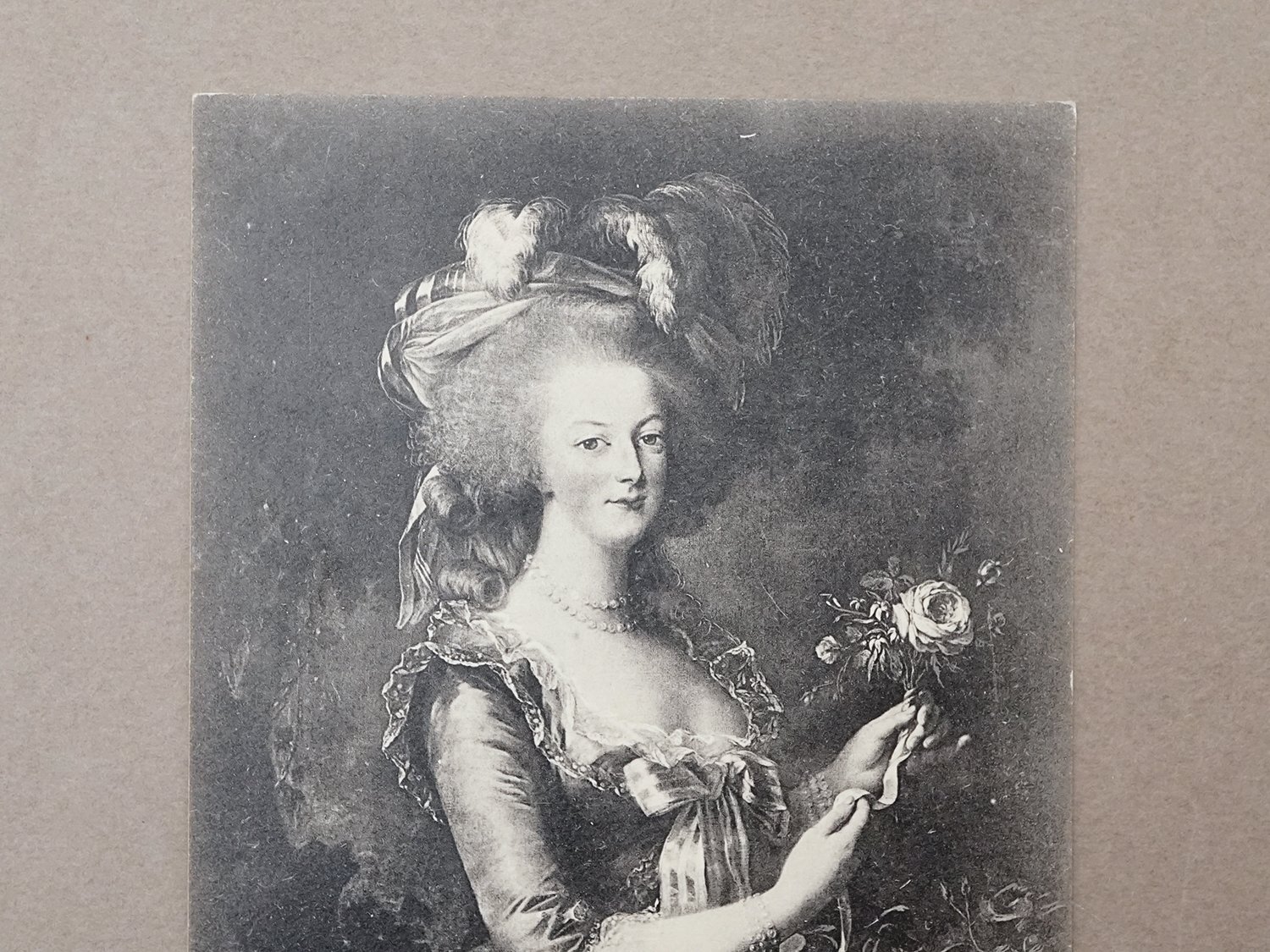 画像3: 1900年頃 未使用 アンティークポストカード  マリー・アントワネット Musee de Versailles Marie-Antoinette a la Rose, par Vigee Lebrun (3)