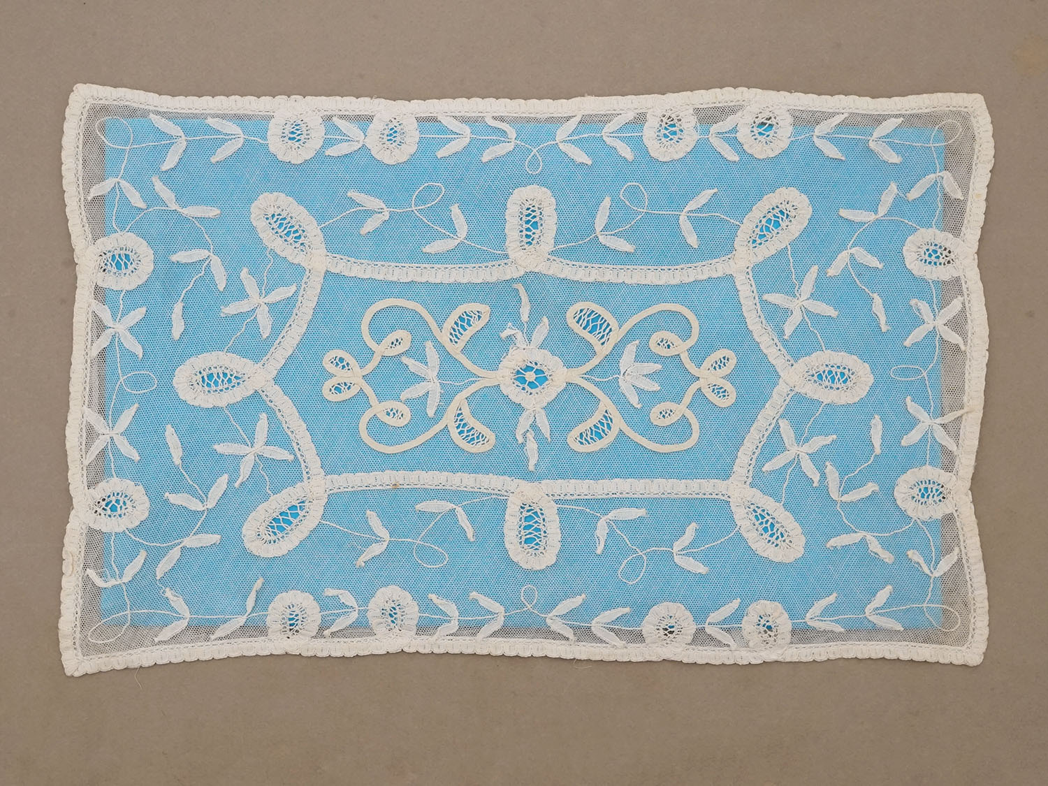 画像2: ＊蚤の市＊アンティーク 小さなクッションカバー プリンセスレース 41.5×26cm (2)
