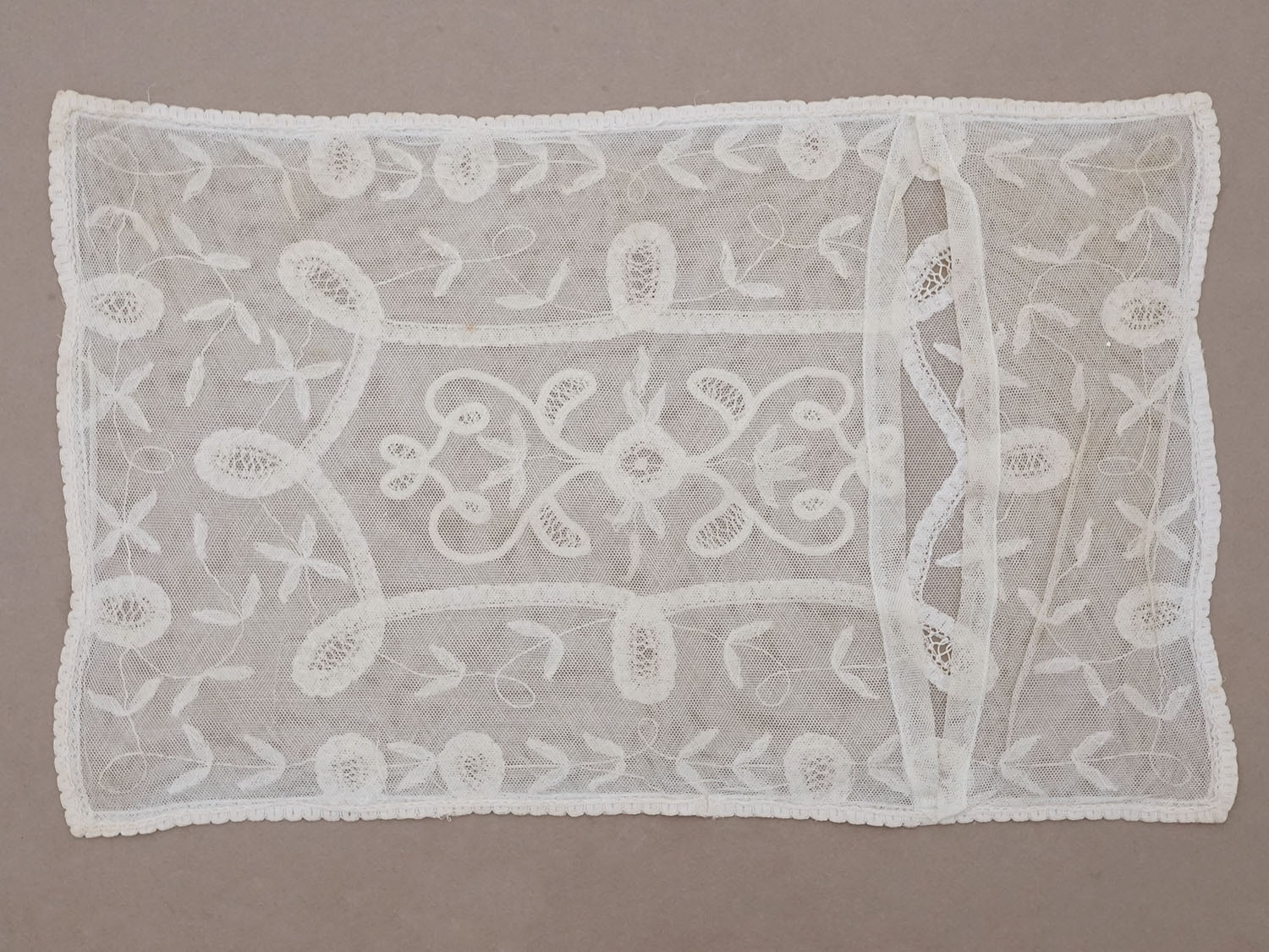 画像3: ＊蚤の市＊アンティーク 小さなクッションカバー プリンセスレース 41.5×26cm (3)