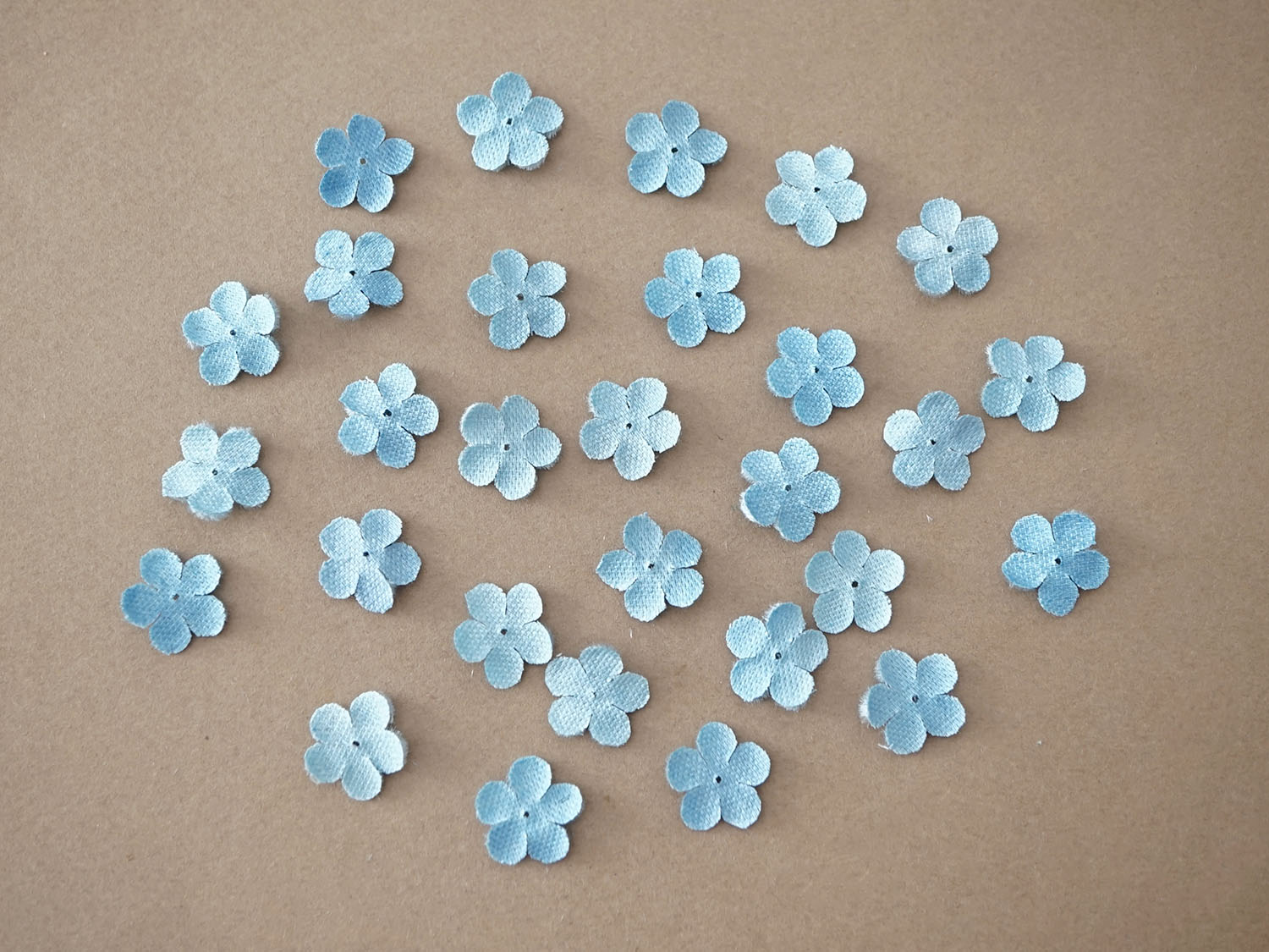画像2: アンティーク ベルベットの布花 水色 30ピースのセット 15mm (2)