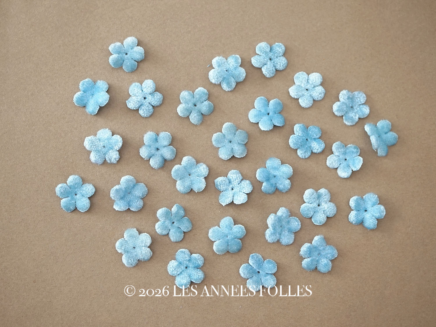 画像1: アンティーク ベルベットの布花 水色 30ピースのセット 15mm (1)